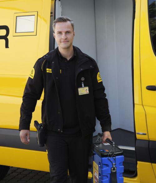 Mann steigt aus Geldtransporter von Prosegur