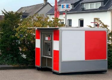 Mobiler Geldautomat vor Bank während Filialumbau