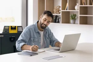 So zahlen Sie die Bareinnahmen Ihres Unternehmens ein, ohne zur Bank gehen zu müssen