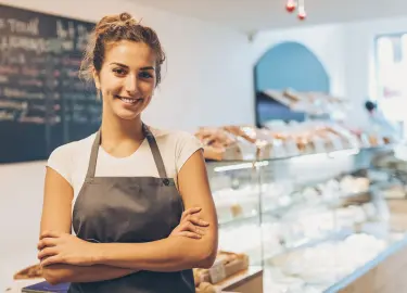 Junge Frau lächelnd in Bäckerei