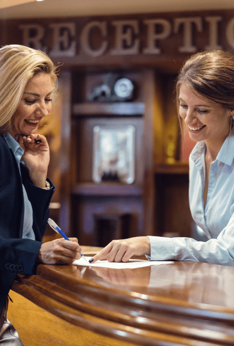 Frauen an Rezeption von Hotel