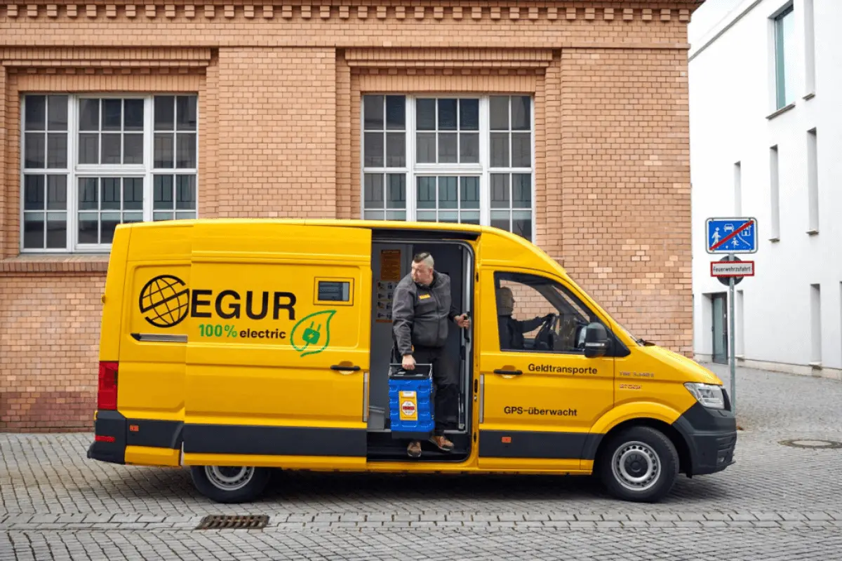 Elektrisch unterwegs: Herausforderungen beim vollelektrischen Geldtransporter